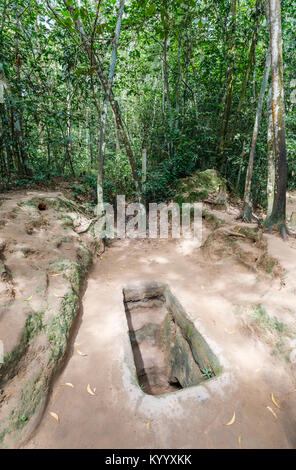 Eingang zu einem Tunnel in den ikonischen Cu Chi Tunnel Netzwerk, Viet Cong Tunnel versteckt, jetzt ein Memorial Park, Saigon (Ho Chi Minh City), South Vietnam Stockfoto