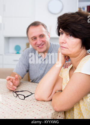 Portrait von traurigen reife Frau Probleme mit ihrem Mann zu Hause Stockfoto