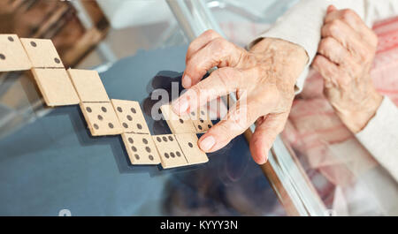 Alte Hasen von Senioren legen Figuren beim Spielen Domino im Ruhestand home Stockfoto