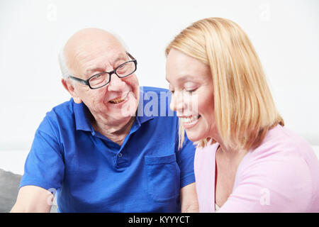 Familie mit älteren und Frau als Tochter sprechen zu Hause Pflege Stockfoto