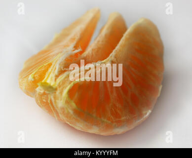 Drei Mandarin Abschnitte auf weißem Hintergrund Stockfoto