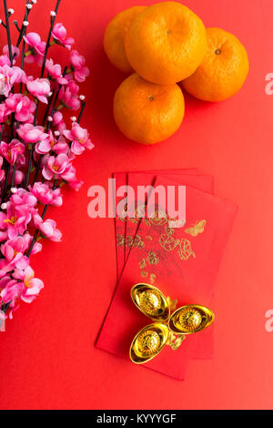 Das chinesische Neujahr Hintergrund Konzept - Chinesisches Neujahr Hintergrund Ornamente, Mandarin Orange, rote Umschläge, Pflaume Blumen und Gold Barren mit Chinesischen Stockfoto