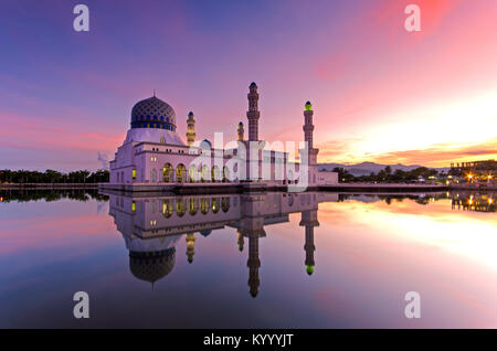 Schönen Sonnenaufgang über Stadt Kota Kinabalu schwimmende Moschee. Die Moschee ist eine der beliebtesten Sehenswürdigkeiten in Sabah, Borneo, Malaysia. Stockfoto