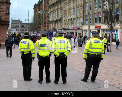 Polizeipräsenz in die Teilnahme an der Demonstration gegen die Schottische Defence League und die Bnp, die von den Jungen Sozialisten beide Seiten auseinander zu halten. Stockfoto