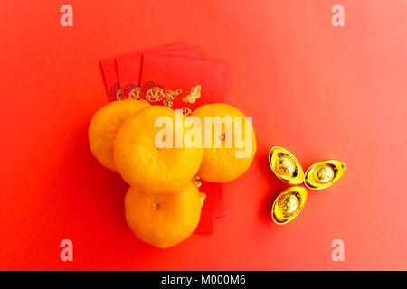 Das chinesische Neujahr Hintergrund Konzept - Chinesisches Neujahr Hintergrund Ornamente, Mandarin Orange, rote Umschläge und Gold Ingots Stockfoto