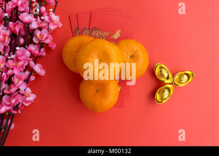 Das chinesische Neujahr Hintergrund Konzept - Chinesisches Neujahr Hintergrund Ornamente, Mandarin Orange, rote Umschläge, Pflaume Blumen und Gold Ingots Stockfoto