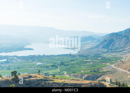 Blick von Anarchist Mountain Lookout von Osoyoos und Osoyoos See im Sommer mit Rauch von Waldbränden in der Entfernung Stockfoto