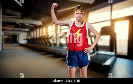 Eine lustige schlanke Mann in Sportswear posieren. Stockfoto