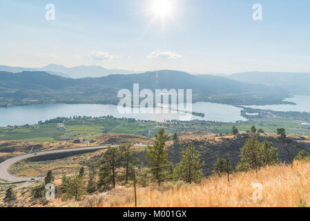 Stadt Osoyoos und Osoyoos Lake von Anarchist Mountain Aussichtspunkt im Sommer Stockfoto