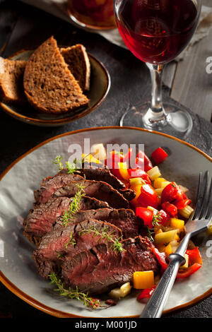 Erhaltene gegrilltes Fleisch und mariniertes Gemüse: Tomaten, Paprika, Zwiebeln, selery. Stockfoto