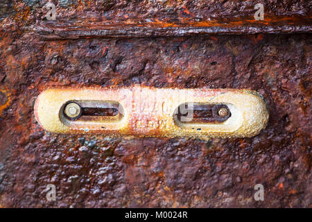 Ein vollgültiges Zinkplatte auf einem Schiffe, Ruder, entworfen, um das Rosten der umliegenden Metall auf einem alten, verlassenen Fischerboot im Applecross, UK zu verzögern. Stockfoto