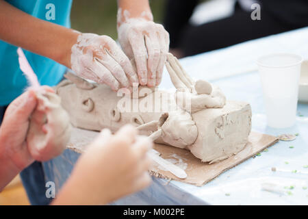 Kinder machen einen Ton Skulptur Stockfoto