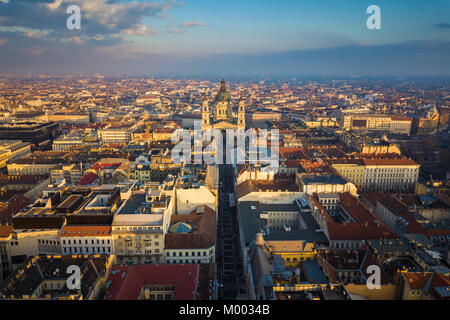 Budapest, Ungarn - Luftbild Skyline Blick der berühmten St. Stephans Basilika und die Skyline von Budapest bei Sonnenuntergang Stockfoto