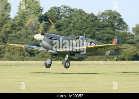 Die alten fliegenden Maschine Unternehmen vintage Supermarine Spitfire MkIX, die während einer Air Display am historischen Alten Flugplatz von Rougham, Suffolk. Stockfoto