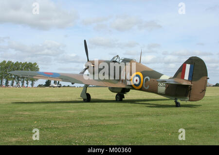 Die historische Flugzeuge Sammlungen vintage Hawker Hurricane Mk XII sitzt auf dem Gras während einer rougham Flugplatz Airshow vor der Anzeige. Stockfoto