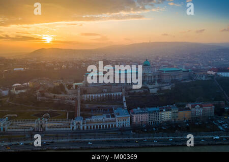 Budapest, Ungarn - Luftbild Sonnenuntergang Blick auf die Budaer Burg Royal Palace und Varkert Bazar mit Budaer Berge im Hintergrund Stockfoto