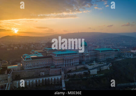 Budapest, Ungarn - Luftbild Sonnenuntergang Blick auf die Budaer Burg Königspalast mit Budaer Berge im Hintergrund Stockfoto