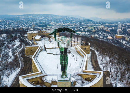 Budapest, Ungarn - Luftbild Skyline Blick auf die Freiheitsstatue mit Budaer Seite im Hintergrund im Winter mit Wolken Stockfoto