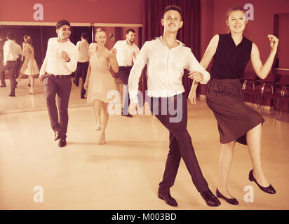 Nach tanzende Paare genießen aktiv Boogie-woogie in modernen Studio Stockfoto