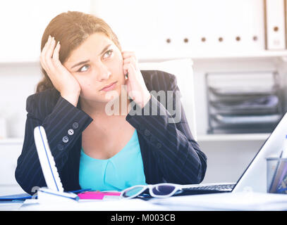 Erwachsene Frau ist mit komplizierten Problem mit Projekt im Büro. Stockfoto