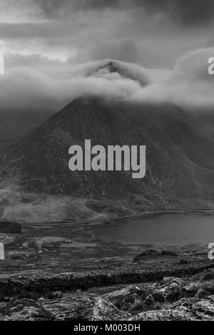 Tryfan in der Ogwen Valley gesehen, Wales mit dramatischen Wolken an der Spitze in Schwarz und Weiß Stockfoto