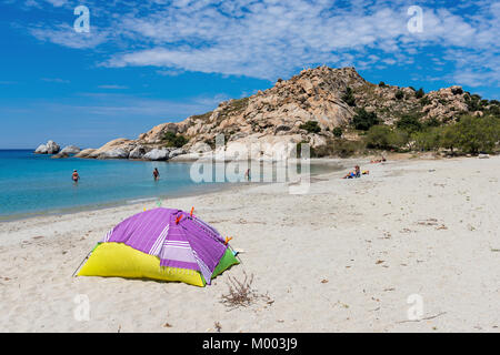 NAXOS, Griechenland: 24. Mai 2017: Mikri Vigla Strand auf der Insel Naxos, einer der schönsten Strände der Ägäis. Kykladen, Griechenland Stockfoto