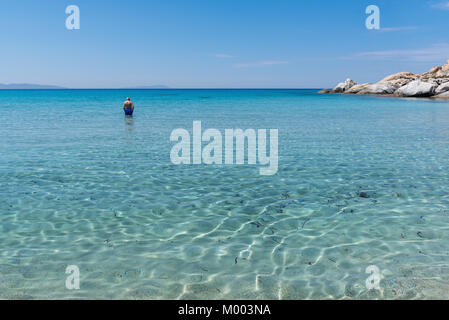 NAXOS, Griechenland: 24. Mai 2017: Crystal Blue Waters auf Mikri Vigla Strand auf der Insel Naxos, einer der schönsten Strände der Ägäis. Kykladen, Stockfoto