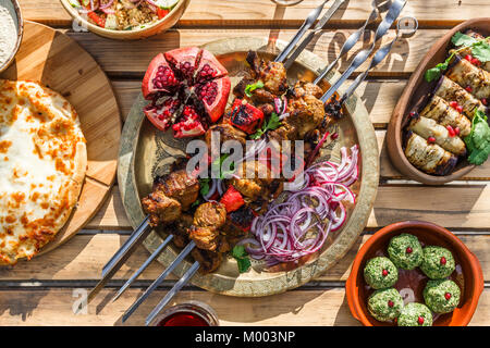 Shish Kebab oder Schaschlik, gegrillte Fleischspieße, traditionelle georgische Teller, Ansicht von oben. Stockfoto