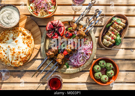Shish Kebab oder Schaschlik, gegrillte Fleischspieße, traditionelle georgische Teller, Ansicht von oben. Stockfoto