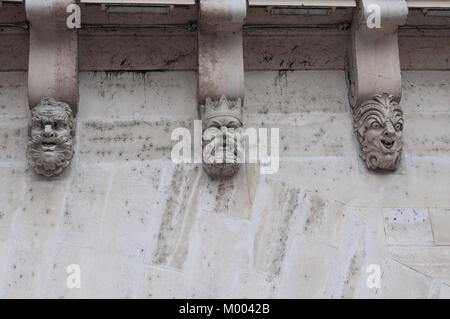 Geschnitzte Gesichter der drei Männer auf den Pont Neuf in Paris, Frankreich. Stockfoto