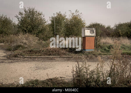 Rostige alte Tankstelle in der Mitte von Nirgendwo verlassen Stockfoto