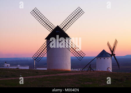 Gruppe von Windmühlen im Feld in der Dämmerung. La Mancha, Spanien Stockfoto