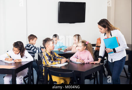 Professor und elementare Alter Kinder in einem Klassenzimmer Stockfoto