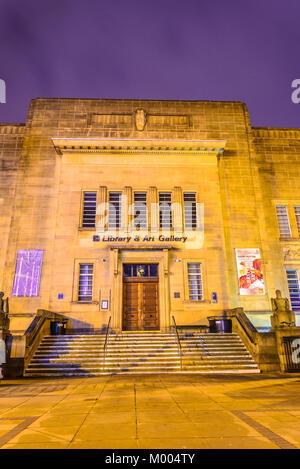 Huddersfield Bibliothek und Galerie in der Nacht, Huddersfield, Großbritannien Stockfoto