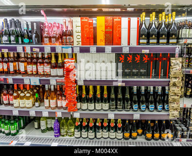 Champagner und Wein Anzeige im Kühlschrank bei der CO-OP, Supermarkt, England, Großbritannien Stockfoto