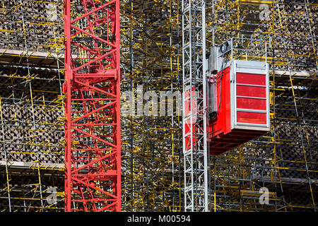 Gerüste und Gebäude arbeitet außerhalb des Kesselhauses Tate Modern, London, England, Vereinigtes Königreich Stockfoto