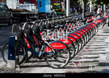 London's Self-service Fahrradverleih von Santander, London, England, Vereinigten Königreich gefördert Stockfoto