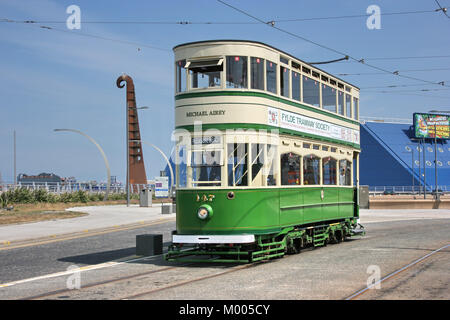 Historische Fahrzeuge der Straßenbahn Nr. 147 an Straßenbahn-Blackpool, Lancashire, Großbritannien - 27.Juni 2010 Stockfoto