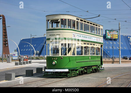 Historische Fahrzeuge der Straßenbahn Nr. 147 an Straßenbahn-Blackpool, Lancashire, Großbritannien - 27.Juni 2010 Stockfoto