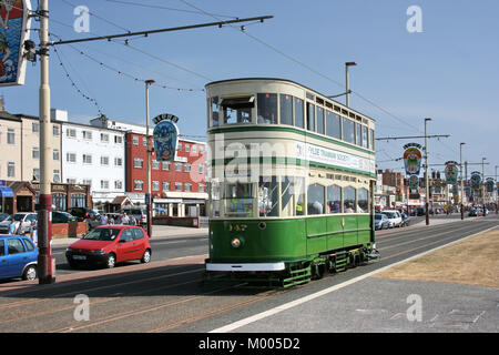 Historische Fahrzeuge der Straßenbahn Nr. 147 an Straßenbahn-Blackpool, Lancashire, Großbritannien - 27.Juni 2010 Stockfoto