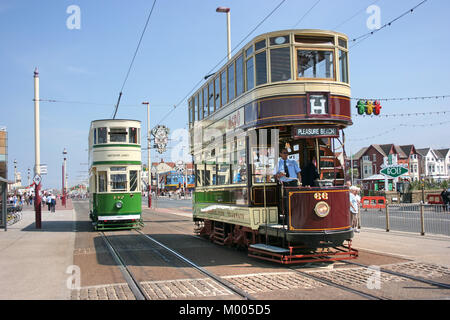 Historische Fahrzeuge der Straßenbahn Nr. 147 an Straßenbahn-Blackpool, Lancashire, Großbritannien - 27.Juni 2010 Stockfoto