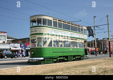 Historische Fahrzeuge der Straßenbahn Nr. 147 an Straßenbahn-Blackpool, Lancashire, Großbritannien - 27.Juni 2010 Stockfoto