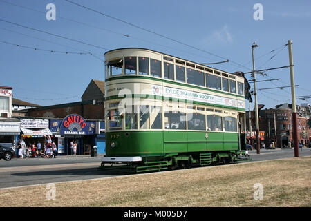 Historische Fahrzeuge der Straßenbahn Nr. 147 an Straßenbahn-Blackpool, Lancashire, Großbritannien - 27.Juni 2010 Stockfoto