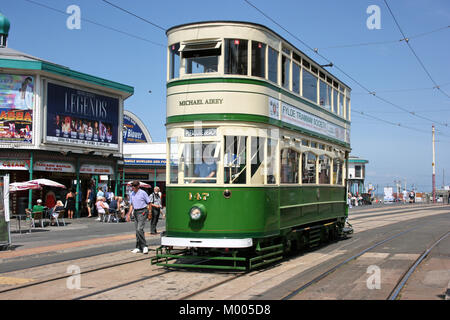 Historische Fahrzeuge der Straßenbahn Nr. 147 an Straßenbahn-Blackpool, Lancashire, Großbritannien - 27.Juni 2010 Stockfoto