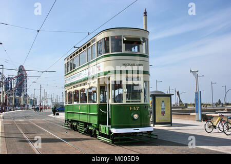 Historische Fahrzeuge der Straßenbahn Nr. 147 an Straßenbahn-Blackpool, Lancashire, Großbritannien - 27.Juni 2010 Stockfoto