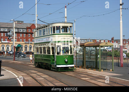 Historische Fahrzeuge der Straßenbahn Nr. 147 an Straßenbahn-Blackpool, Lancashire, Großbritannien - 27.Juni 2010 Stockfoto