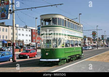 Historische Fahrzeuge der Straßenbahn Nr. 147 an Straßenbahn-Blackpool, Lancashire, Großbritannien - 27.Juni 2010 Stockfoto