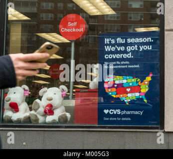 Ein Zeichen dafür wirbt, dass Grippe Schüsse auf ein CVS-Gesundheit Apotheke in New York am Dienstag zur Verfügung stehen, 16. Januar 2018. Die Mitten zur Krankheit-Steuerung und der Verhinderung berichtet, dass in dieser Saison die Grippeerkrankungen über den kontinentalen Vereinigten Staaten verbreitet ist zum ersten Mal in den 13 Jahren, dass sie die Verbreitung der Krankheit verfolgt wurden. In diesem Jahr Geschmack der Influenza A H3N2. (Â© Richard B. Levine) Stockfoto