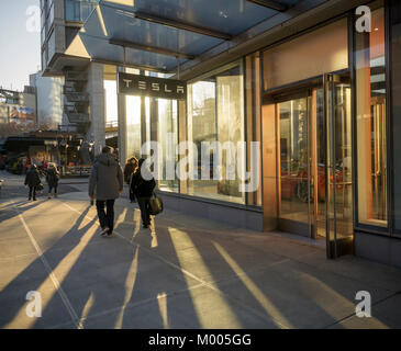 Neugierige Besucher auf die neue Tesla Motors Showroom im Meatpacking District von New York am Montag, den 15. Januar 2018. (Â© Richard B. Levine) Stockfoto