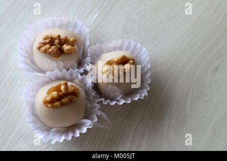 Camafeu, eine Süßigkeit mit Pekannuss, kondensierte Milch und Zucker. Lecker, delikat, die Köstlichkeiten im Geburtstagsfeiern, Hochzeiten, Feiertage. Stockfoto
